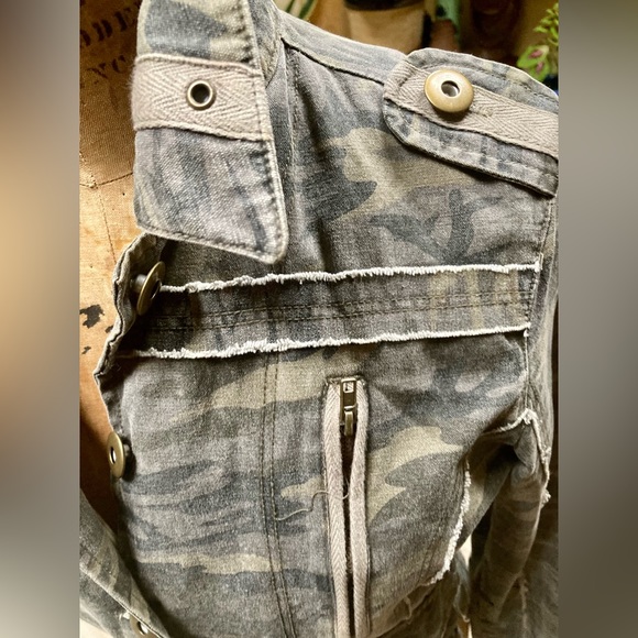 Military (esque) Distressed Jacket. Very cool! - Picture 6 of 9